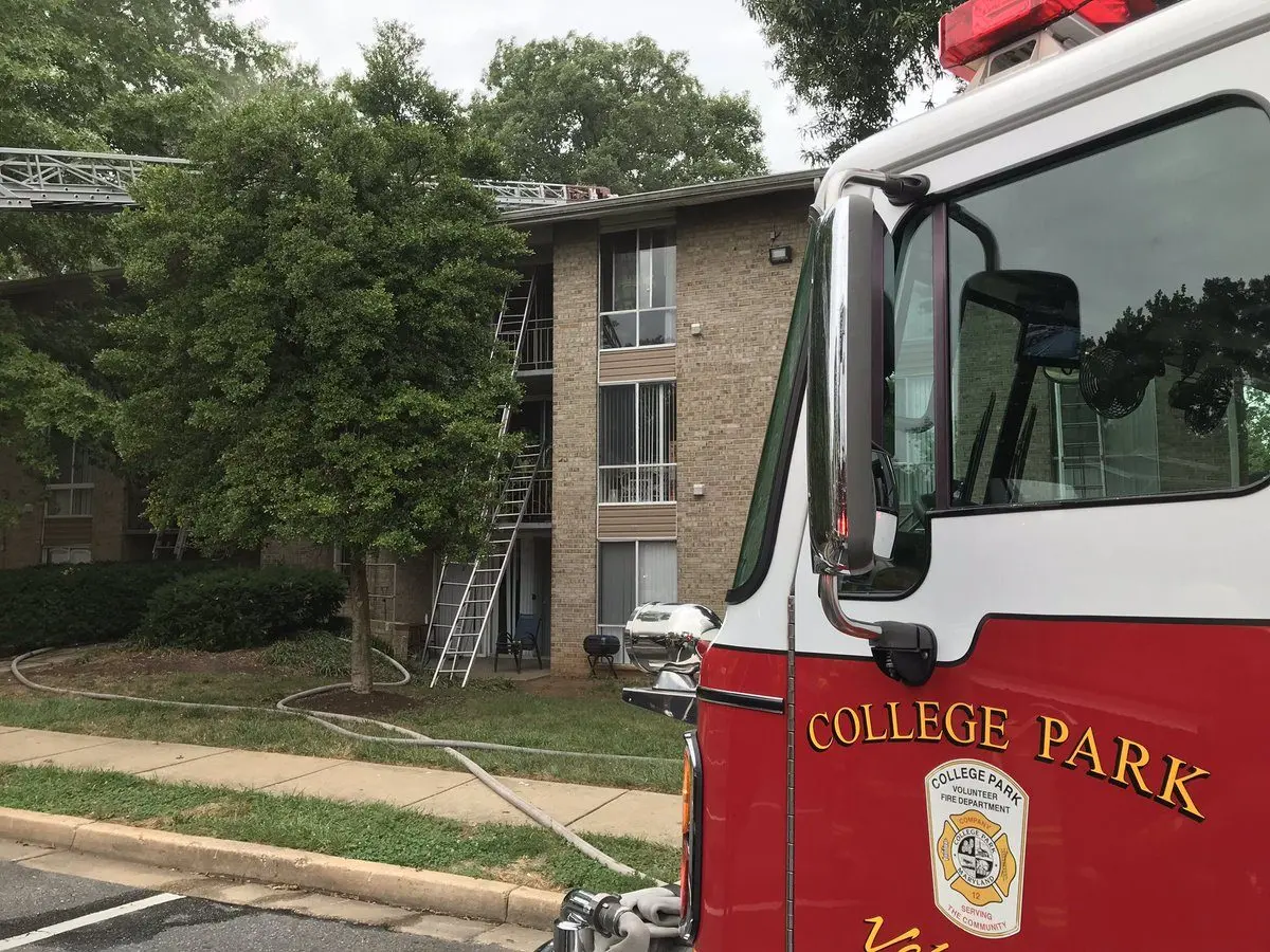 Engine 121 & C12 run 14 apartment fire