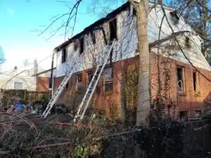 Engine and Chief Take 1st Due at House Fire