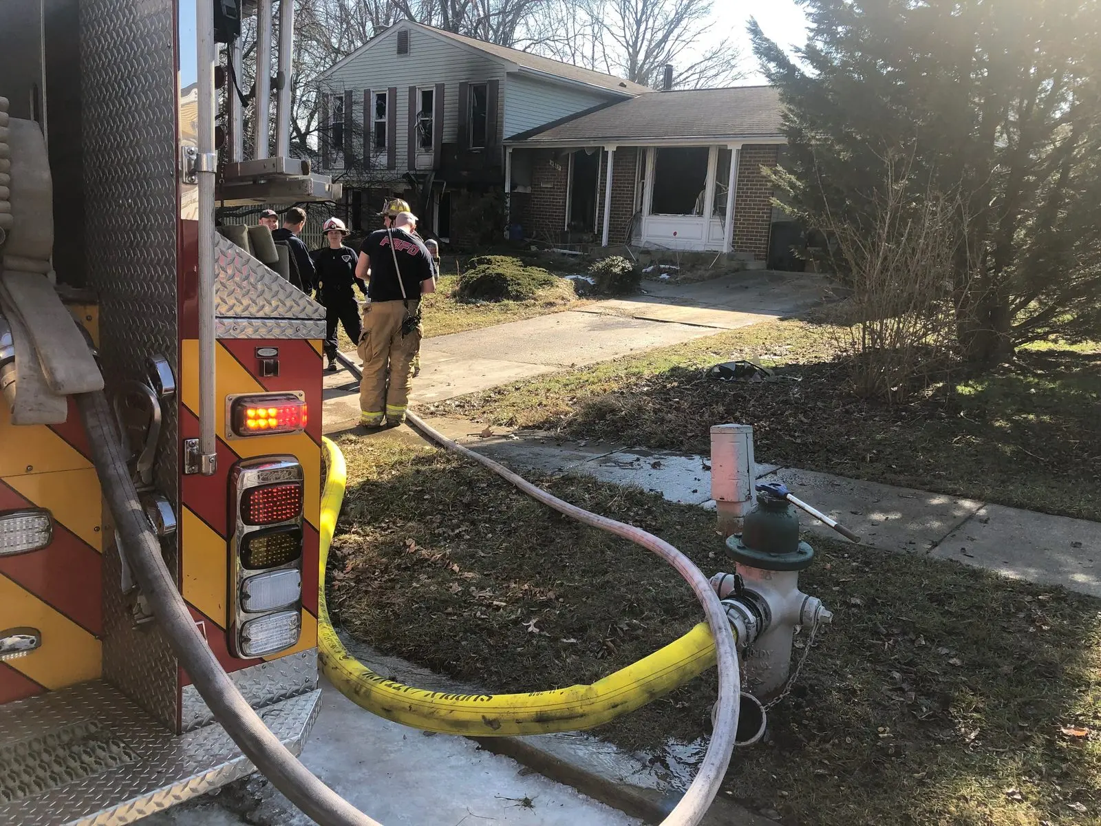 Combination Volunteer and Career crew run First Due Engine to House Fire